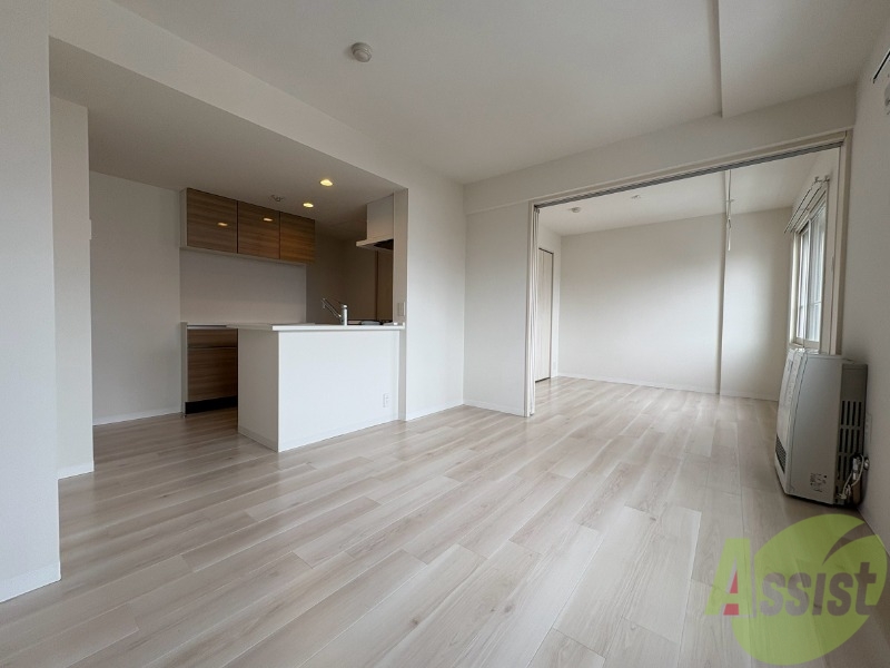 居室・リビング　木目のフローリングは落ち着きのある印象のお部屋になりますね。