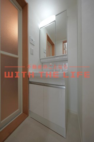 洗面設備　独立洗面化粧台が付いています