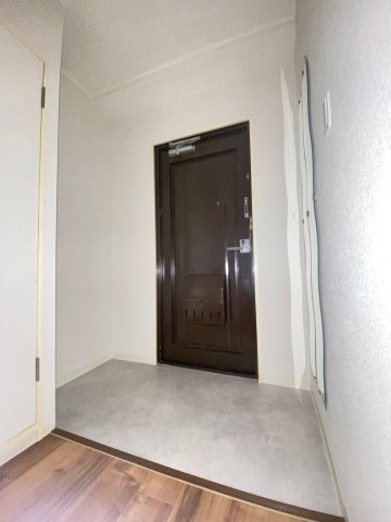 玄関　画像は別号室。ご参考にどうぞ