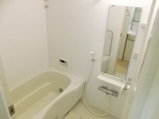 バス・シャワールーム　コンパクトで使いやすいお風呂です