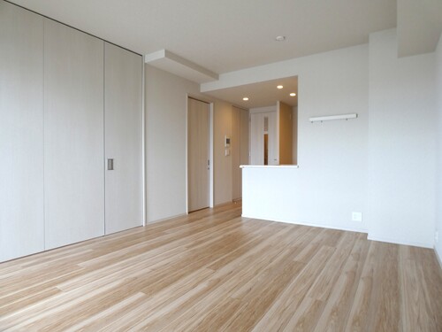 居室・リビング　バルコニー側からのリビング