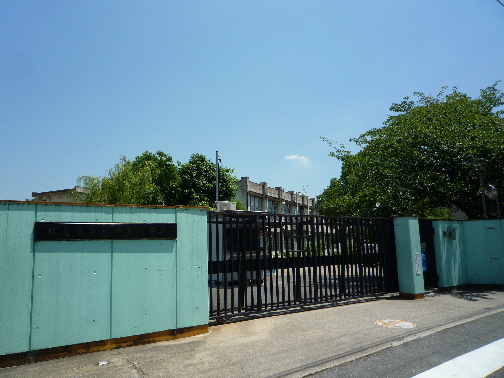 小学校　枚方市立樟葉北小学校（小学校）まで585m