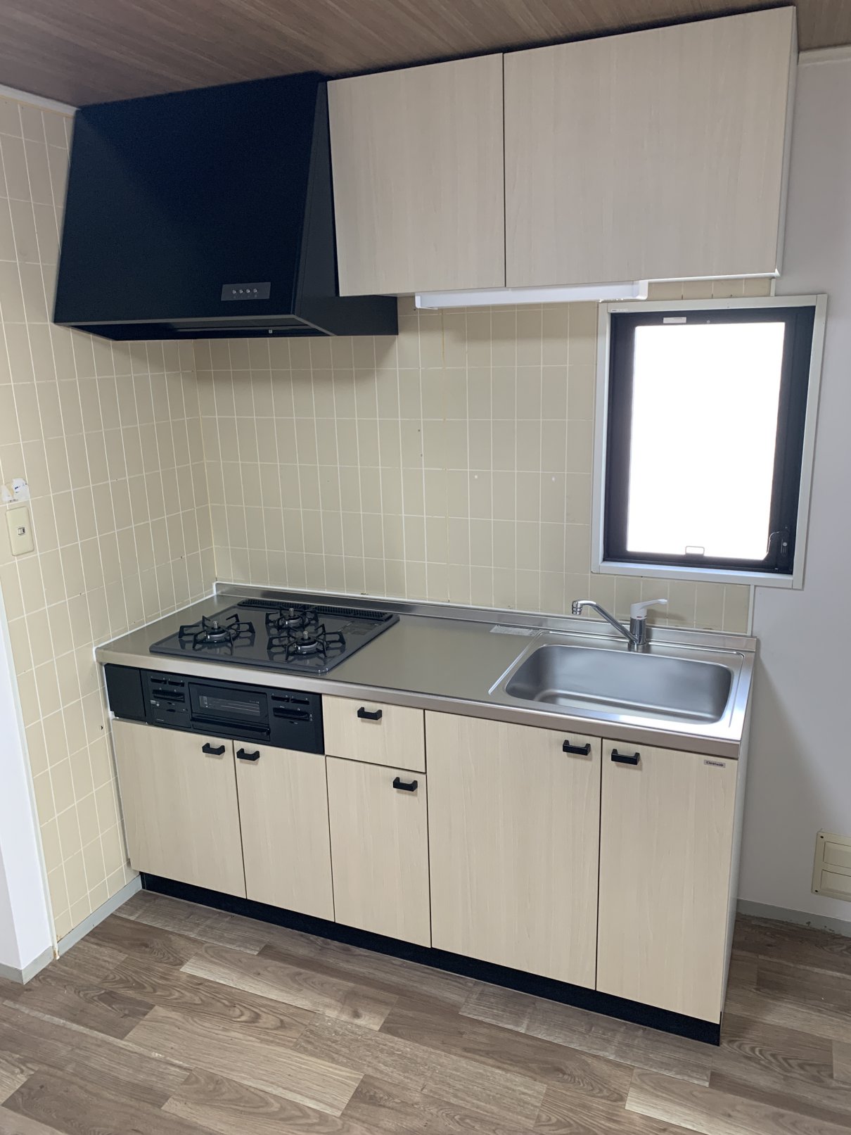 キッチン　3口コンロ付のシステムキッチン