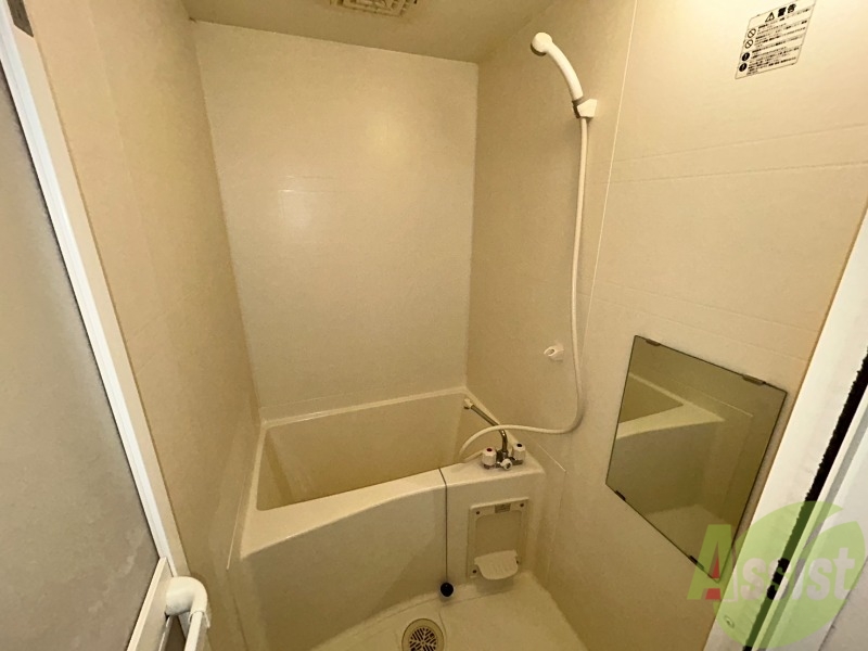 バス・シャワールーム　お風呂はゆったりと入るには充分な広さです。