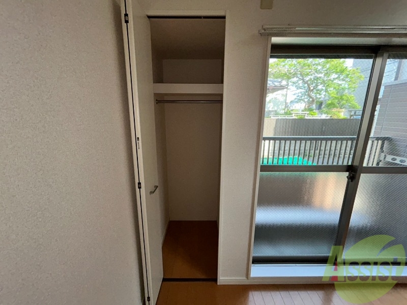 収納　収納は高さがあるのでコート類もしまっておけます。