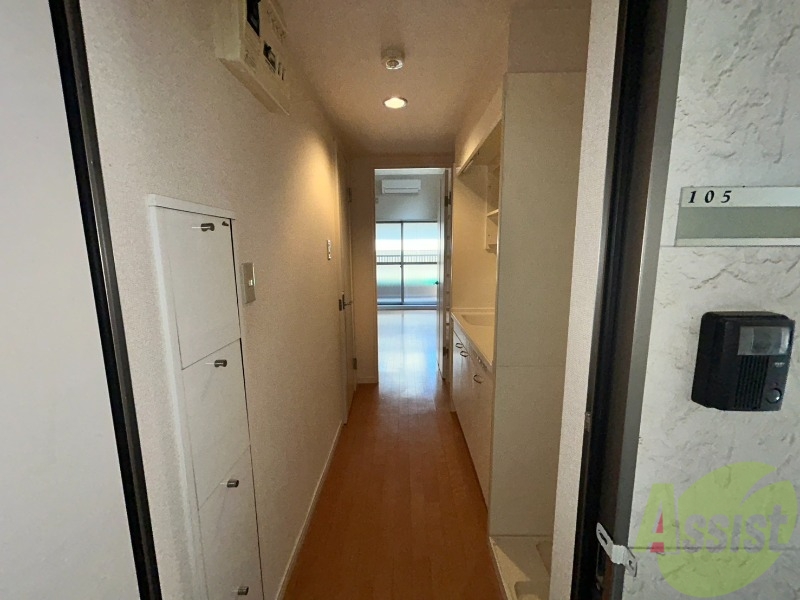 玄関　白を基調とした内装なので明るく感じることが出来ます。