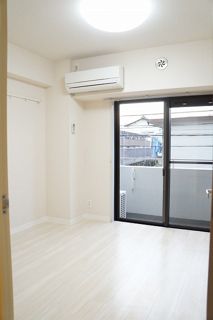 居室・リビング　参考写真（同物件別部屋）