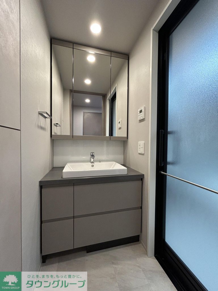 洗面設備　鏡裏収納あり