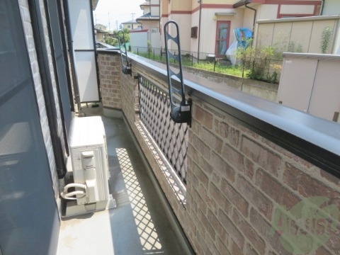 バルコニー　南向きの日当たりの良いバルコニー、お洗濯もはかどりそうです