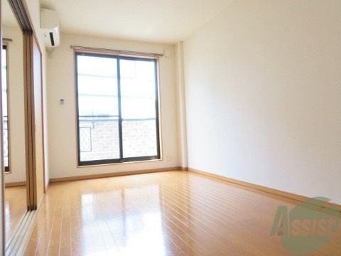 居室・リビング　リビングは南向きで明るい１１．２帖のお部屋です