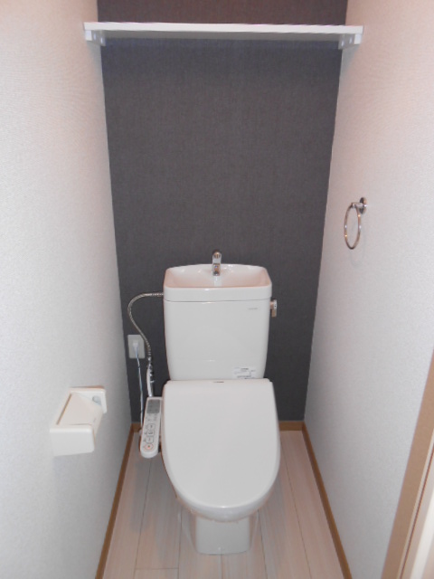 トイレ　温水洗浄便座完備・小物収納棚有り