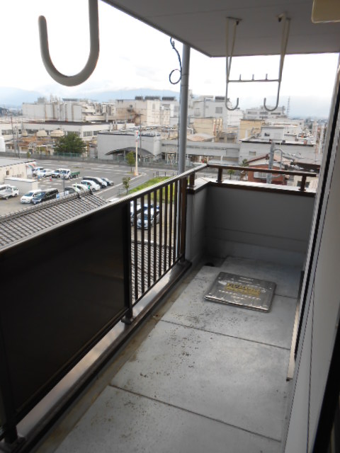 バルコニー　南面ルーフ・ワイドバルコニー（物干し設備有り）