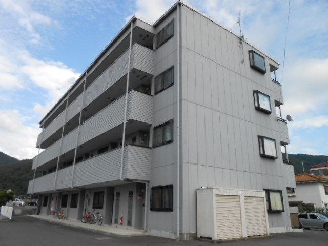 建物外観　マンション玄関側（北面）を北西方向より撮影