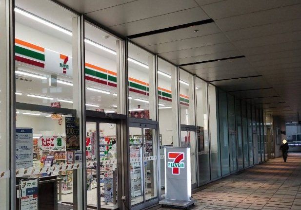 コンビニ　セブンイレブン横浜コレットマーレ店（コンビニ）まで460m