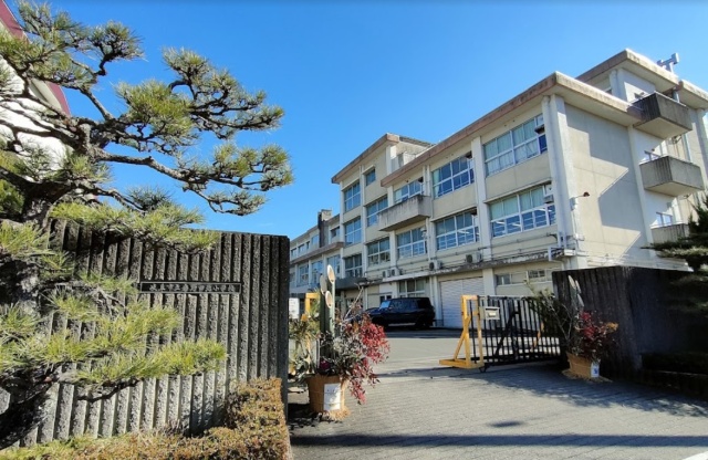 小学校　岐阜市立岩野田北小学校（小学校）まで822m