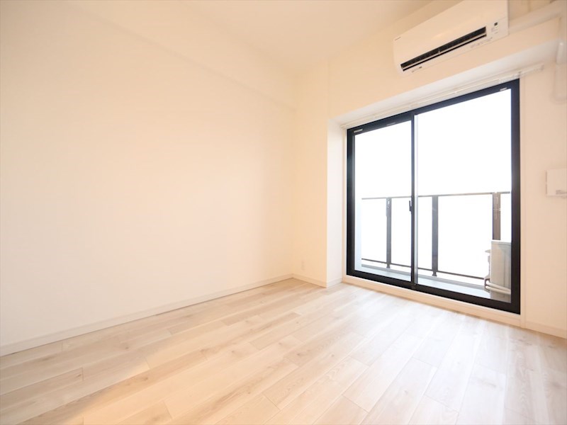 居室・リビング　洋室7帖　エアコン完備　クローゼット付　バルコニー