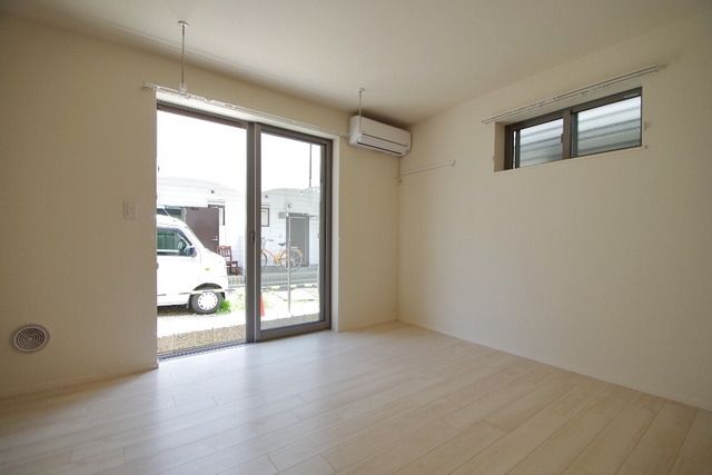 居室・リビング　☆二面採光で明るい洋室☆