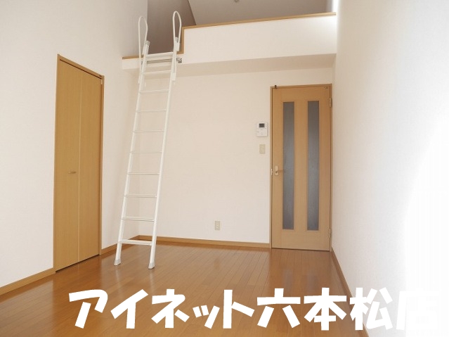 居室・リビング　家具の配置に困らないリビングですね