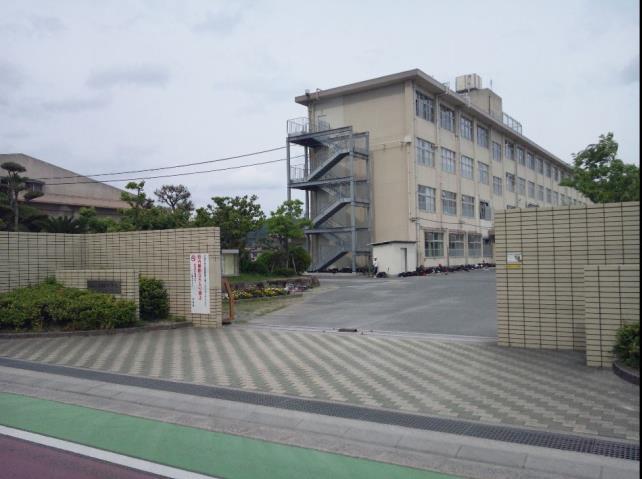 中学校　福岡市立中学校元岡中学校（中学校）まで647m