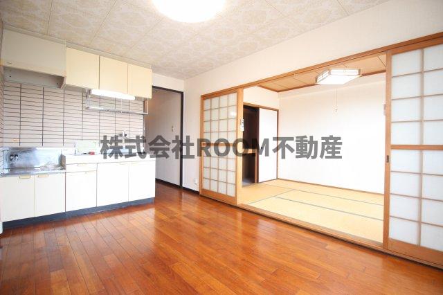 居室・リビング　こちらのリビングで趣味の時間をお楽しみください