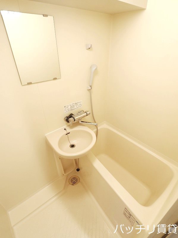 バス・シャワールーム　※同マンション別部屋写真のため、現状優先。
