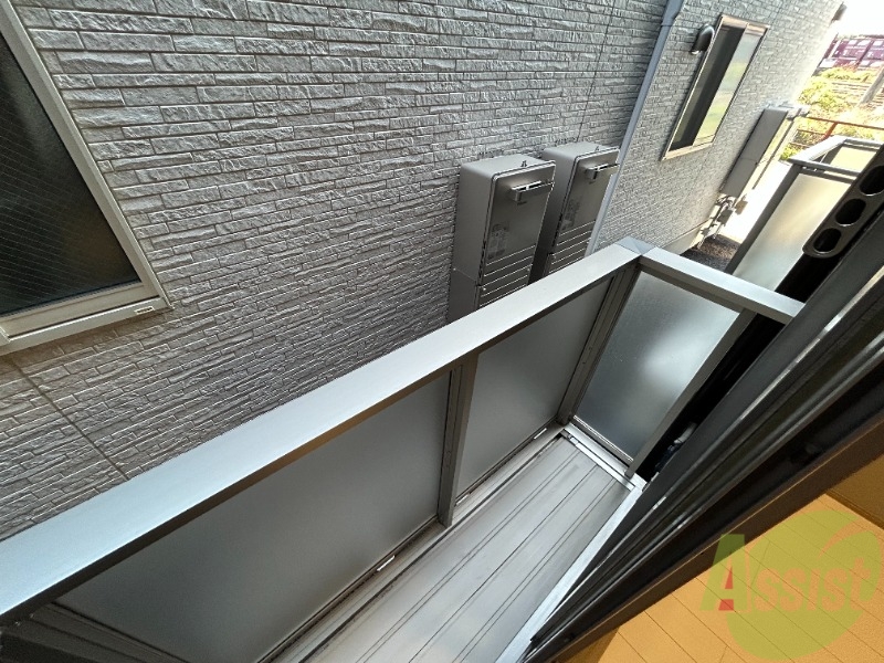 バルコニー　バルコニーには洗濯物も干せるようになっております。