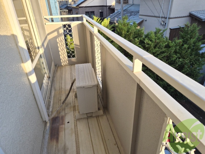 バルコニー　ベランダはよく日が当たり気持ちの良い空間です。
