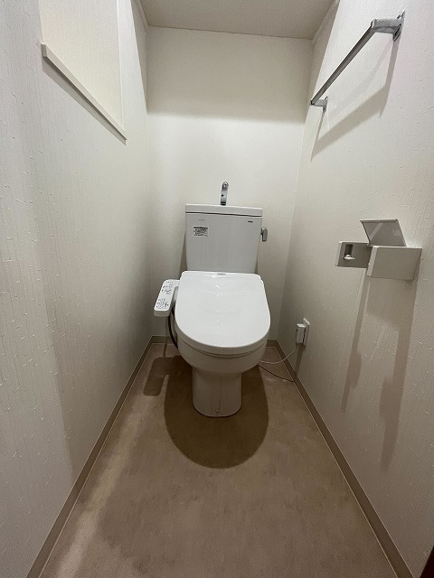 トイレ　同物件別号室のものです。