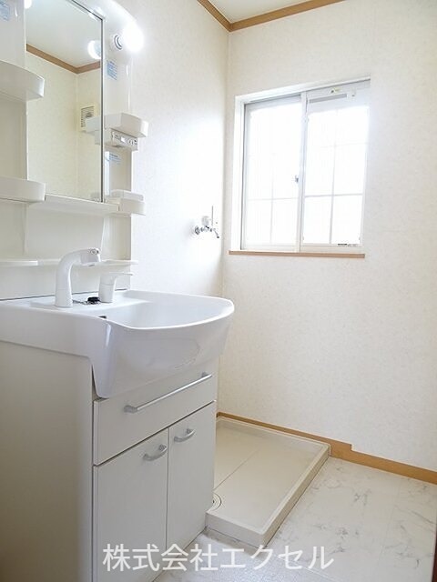 洗面設備　シャワー付き洗面台です。