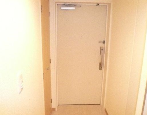 玄関　仲介手数料は賃料の半月分+税にてご紹介 内覧予約受付中
