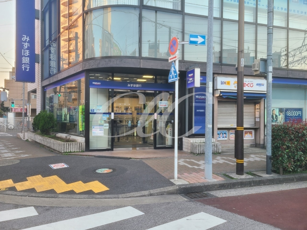 銀行　みずほ銀行綾瀬支店（銀行）まで486m