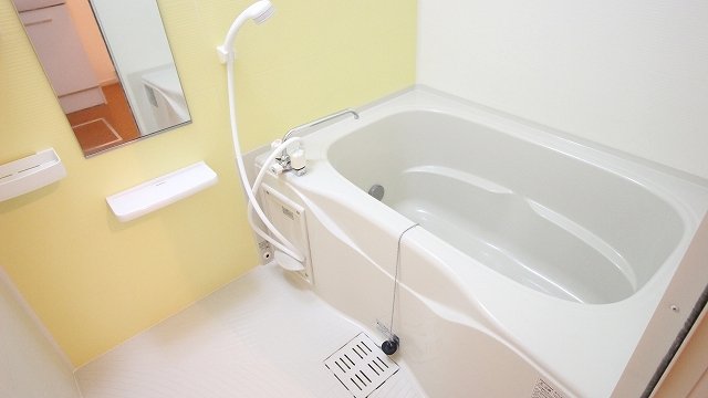 バス・シャワールーム　コンパクトで使いやすいお風呂です