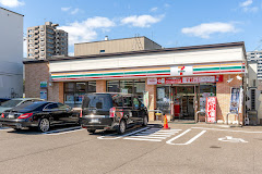 コンビニ　セブンイレブン札幌発寒南駅前店（コンビニ）まで350m