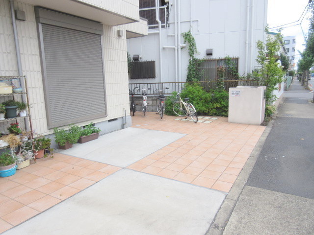 エントランス　★      ★