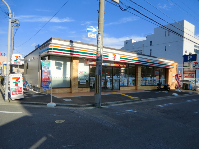 コンビニ　セブンイレブン八尾光町1丁目店（コンビニ）まで332m