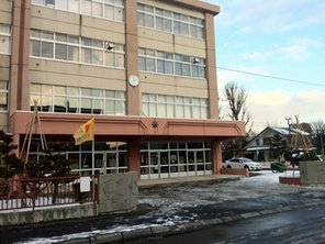 小学校　札幌市立八軒小学校（小学校）まで398m