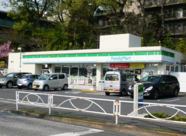 コンビニ　ファミリーマート 用賀の杜店（コンビニ）まで151m