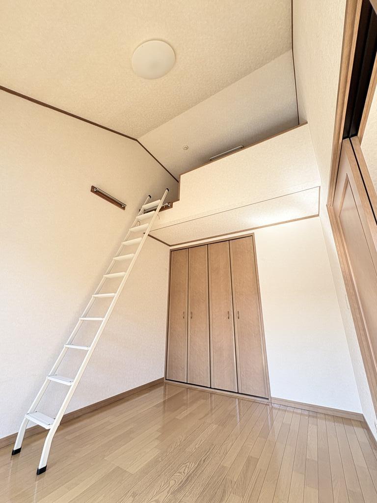 その他部屋・スペース　洋室６帖に３帖のロフト付き
