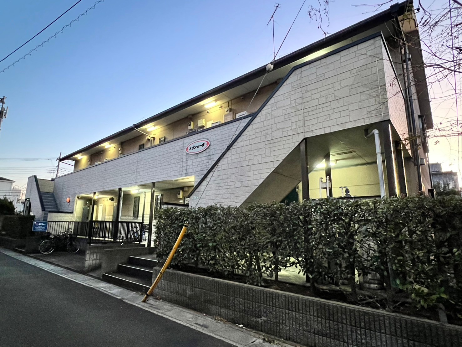 建物外観　夜の外観写真
