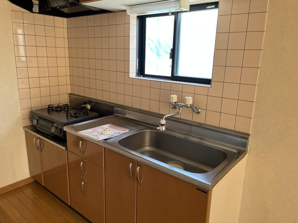 キッチン　角部屋でキッチンにも窓があります