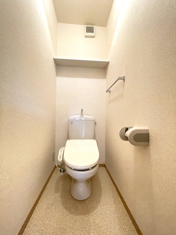 トイレ　※左右反転・別室の写真になります。