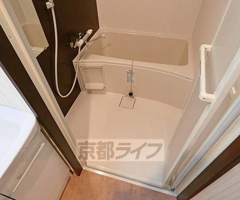 バス・シャワールーム　ゆったりとした浴室です。