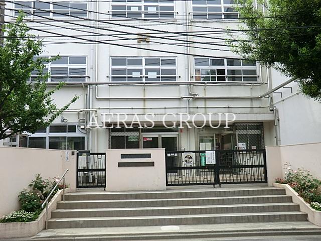 中学校　渋谷区立広尾中学校（中学校）まで965m
