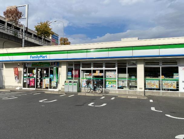 コンビニ　ファミリーマートスリーウェル茅ヶ崎東店（コンビニ）まで262m