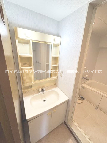 洗面設備　※修繕前の室内写真になります。