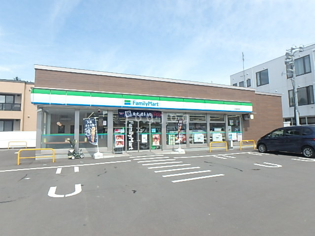 コンビニ　ファミリーマート江別緑町東店（コンビニ）まで438m