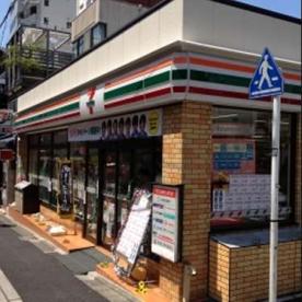 コンビニ　セブンイレブン 新宿神楽坂駅西店（コンビニ）まで150m