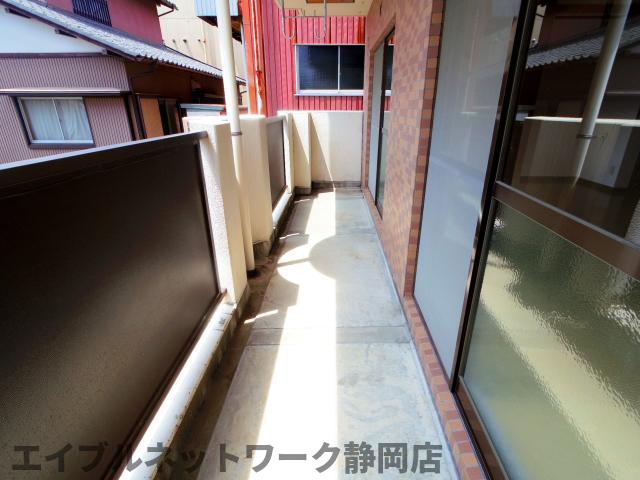 バルコニー　外からの目が気にならないバルコニーで洗濯物が干せます