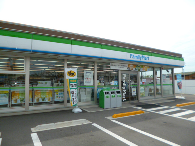 コンビニ　ファミリーマート新居浜外山町店（コンビニ）まで298m