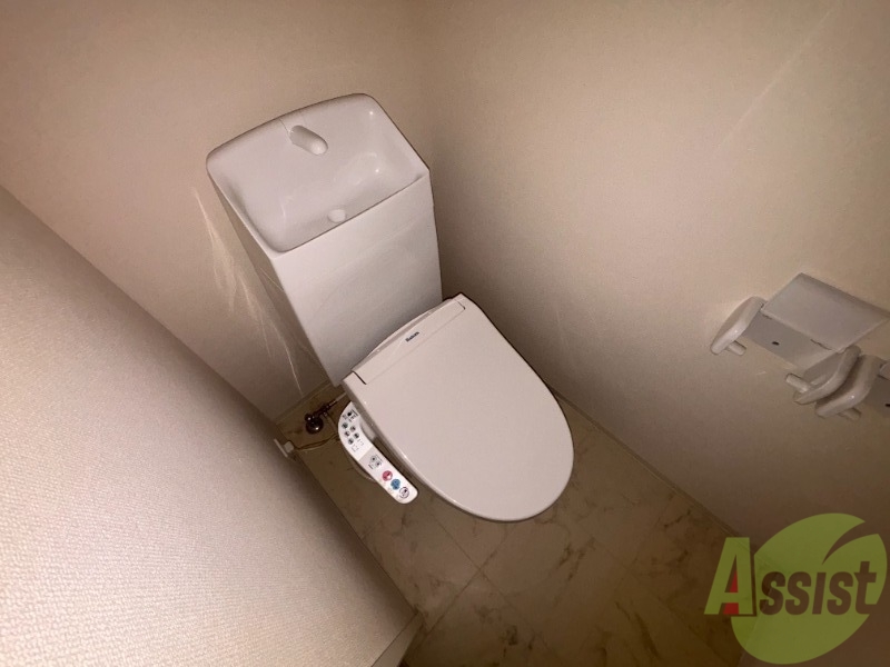 トイレ　トイレは温水洗浄便座です。シンプルな雰囲気になっています。